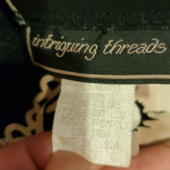 Intriguing BLACK/Cream Threads Floral Skirt 6. D - Picture 5 of 5